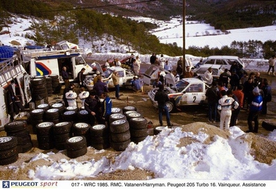 Asistencia del Equipo Peugeot Talbot Sport en el 53º Rallye Automobile de Monte-Carlo 1985
#2 de Ari Vatanen - Terry Harryman. Peugeot 205 Turbo 16 (716 EXC 75). Clasificado 1º.

Ari Penalizó 8 minutos en el C.H. de entrada al Parque cerrado de GAP por un error de su copiloto Terry Harryman.
Remontó esa diferencia y ganó la prueba con una ventaja de 5' y 17" sobre Walter Rohrl.

Ari salió con todo diciendo a Jean Todt:
"Vamos a ganar a pesar de todo"
Tramo a tramo fue limando tiempo a Walter, hasta el último, Col de Saint-Raphael.
Walter se la jugó montando slicks con ligero claveteado, Ari montó neumáticos de nieve.
En la helada Subida al Col Ari adelantó a un Audi al ralentí que poco traccionaba en el hielo.

Su jefe Jean Todt después de aquello dijo:
"Ningún piloto habí­a hecho tal hazaña. Sí­, de verdad era de los mejores. Desde aquel día yo estaba en deuda con él para toda la vida".

Del 26 de Enero al 1 de Febrero, Monte-Carlo.
Superficie: asfalto -nieve.

El Rally tenía un total de 3999.00 km de los que 851.10 km divididos en 34 tramos eran especiales, (1 de ellos fue cancelado SS17 ).

Tomaron la salida 117 equipos, finalizaron 68.
@

Palabras clave: ;Peugeot;T16;Grupo_B;Montecarlo;Asistencias;1985