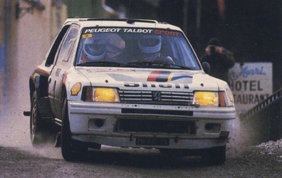 Ari Vatanen - Terry Harryman
53º Rallye Automobile de Monte-Carlo 1985. Peugeot 205 Turbo 16 (716 EXC 75). Clasificado 1º.
Peugeot Talbot Sport

Ari Penalizó 8 minutos en el C.H. de entrada al Parque cerrado de GAP por un error de su copiloto Terry Harryman.
Remontó esa diferencia y ganó la prueba con una ventaja de 5' y 17" sobre Walter Rohrl.

Ari salió con todo diciendo a Jean Todt:
"Vamos a ganar a pesar de todo"
Tramo a tramo fue limando tiempo a Walter, hasta el último, Col de Saint-Raphael.
Walter se la jugó montando slicks con ligero claveteado, Ari montó neumáticos de nieve.
En la helada Subida al Col Ari adelantó a un Audi al ralentí que poco traccionaba en el hielo.

Su jefe Jean Todt después de aquello dijo:
"Ningún piloto habí­a hecho tal hazaña. Sí­, de verdad era de los mejores. Desde aquel día yo estaba en deuda con él para toda la vida"

Del 26 de Enero al 1 de Febrero, Monte-Carlo.
Superficie: asfalto -nieve.

El Rally tenía un total de 3999.00 km de los que 851.10 km divididos en 34 tramos eran especiales, (1 de ellos fue cancelado SS17 ).

Tomaron la salida 117 equipos, finalizaron 68
@
Palabras clave: Peugeot;Grupo_B;Montecarlo;1985