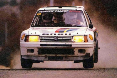 Ari Vatanen - Terry Harryman
53º Rallye Automobile de Monte-Carlo 1985. Peugeot 205 Turbo 16 (716 EXC 75). Clasificado 1º.
Peugeot Talbot Sport

Ari Penalizó 8 minutos en el C.H. de entrada al Parque cerrado de GAP por un error de su copiloto Terry Harryman.
Remontó esa diferencia y ganó la prueba con una ventaja de 5' y 17" sobre Walter Rohrl.

Ari salió con todo diciendo a Jean Todt:
"Vamos a ganar a pesar de todo"
Tramo a tramo fue limando tiempo a Walter, hasta el último, Col de Saint-Raphael.
Walter se la jugó montando slicks con ligero claveteado, Ari montó neumáticos de nieve.
En la helada Subida al Col Ari adelantó a un Audi al ralentí que poco traccionaba en el hielo.

Su jefe Jean Todt después de aquello dijo:
"Ningún piloto habí­a hecho tal hazaña. Sí­, de verdad era de los mejores. Desde aquel día yo estaba en deuda con él para toda la vida"

Del 26 de Enero al 1 de Febrero, Monte-Carlo.
Superficie: asfalto -nieve.

El Rally tenía un total de 3999.00 km de los que 851.10 km divididos en 34 tramos eran especiales, (1 de ellos fue cancelado SS17 ).

Tomaron la salida 117 equipos, finalizaron 68
@
Palabras clave: Peugeot;Grupo_B;Montecarlo;1985
