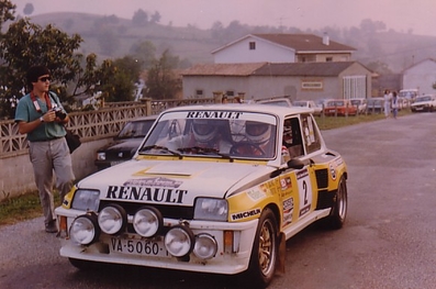 Carlos Sainz Cenamor - Antonio Boto
22º Rallye Internacional Principe de Asturias 1985. Renault 5 Turbo Tour de Corse (VA-5060-I) Clasificado 2º.

Del 21 al 22 de Octubre, Oviedo, Asturias, España.
Superficie: asfalto con un total de 376.00 km cronometrados.

Tomaron la salida 50 equipos, finalizaron 22.@
Palabras clave: ;Renault;Turbo;Principe_Asturias;1985;Grupo_B
