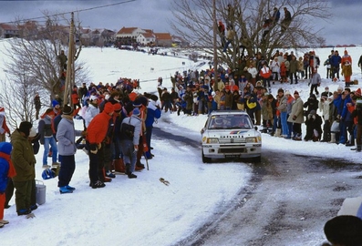 Timo Salonen - Seppo Harjanne
53º Rallye Automobile de Monte-Carlo 1985. Peugeot 205 Turbo 16 (323 EXA 75). Clasificado 3º.

Del 26 de Enero al 1 de Febrero, Monte-Carlo.
Superficie: asfalto -nieve.

El Rally tenía un total de 3999.00 km de los que 851.10 km divididos en 34 tramos eran especiales (1 de ellos fue cancelado SS17 ).

Tomaron la salida 117 equipos, finalizaron 68.@
Palabras clave: Timo_Salonen;Seppo_Harjanne;Peugeot;Turbo;Montecarlo;Grupo_B;nieve;1985