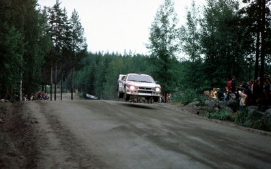 Henri Toivonen - Juha Piironen
35º Rally de los 1000 Lagos 1985. Lancia Rally 037 (TO 09010D). Clasificado 4º.

Del 23 al 25 de Agosto, Jyväskylä, Finlandia.
Superficie: tierra.

El Rally tenía un total de 1418.00 km de los que 479.00 km divididos en 50 tramos eran especiales (1 de ellos fue cancelado SS10 Vaheri).

Se inscribieron 188 equipos, tomaron la salida 175, finalizaron 83.@
Palabras clave: Henri_Toivonen;Juha_Piironen;Lancia;Grupo_B;Finlandia;saltos;1985