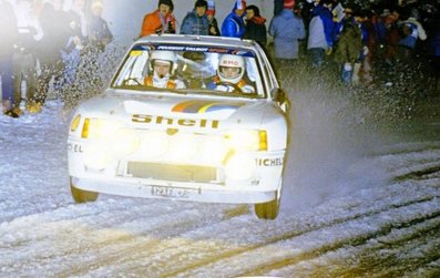 Bruno Saby - Jean - François Fauchille
53º Rallye Automobile de Monte-Carlo 1985. Peugeot 205 Turbo 16 (123 FBL 75). Clasificado 1º.

Del 26 de Enero al 1 de Febrero, Monte-Carlo.
Superficie: asfalto - nieve.

El Rally tenía un total de 3999 km de los que 852 km divididos en 34 tramos eran especiales (1 de ellos fue cancelado SS17).

Tomaron la salida 117 equipos, finalizaron 68.@
Palabras clave: Bruno_Saby;Jean-François_Fauchille;Peugeot;Turbo16;E2;Montecarlo;1985;nieve