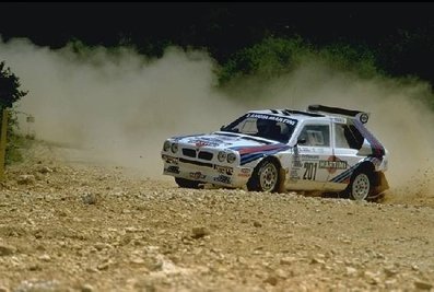 DEBUT DEL GRAN LANCIA DELTA S4
Inscrito como prototipo

Markku Alén - Ilkka Kivimaki
10º Rallye des 1000 Pistes 1985

Del 6 al 7 de Julio, Canjuers, Francia.
Superficie: tierra con 265.30 km cronometrados divididos en 13 tramos especiales.

En este Rally muchos equipos hací­an debutar sus nuevos modelos antes de competir en el Campeonato Mundial y/o Europeo de Rallyes.

Se podría decir que era un excelente banco de pruebas, donde miraban de conseguir mas fialbilidad y/o evolucionar los coches.

Tomaron la salida 111 equipos, finalizaron 37.

Palabras clave: Grupo_B;Delta;Lancia;S4;Markku_Alen;Ilkka_Kivimaki;1985;Canjuers;Debut