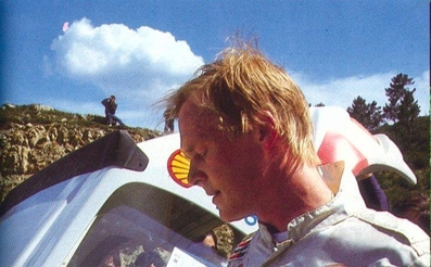 Ari Vatanen
32º Rothmans Acropolis Rally 1985. Peugeot 205 Turbo 16 (26 FGV 75). Abandonó por la dirección del coche en SS2 Dionissos de 11.15 km.

Copiloto Terry Harryman

Del 27 al 30 de Mayo, Atenas, Grecia.
Superficie: tierra.

El Rally tenía un total de 2295.94 km de los que 807.67 km divididos en 47 tramos eran especiales.

Tomaron la salida 110 equipos, finalizaron 45.@
Palabras clave: ;Personajes;1985;Acropolis;Grecia;Grupo_B