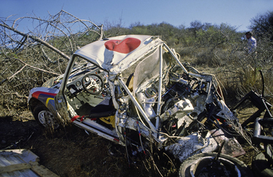 Ari Vatanen - Terry Harryman
5º Marlboro Rally Argentina 1985. Peugeot 205 Turbo 16. Abandonó por grave accidente en SS2 Las Bajadas 1 de 19.71 Km.

El accidente más grave de su carrera, en el que estuvo a punto de encontrar la muerte.

En los días previos, Ari Vatanen había manifestado su desagrado por el recorrido, al que calificó como veloz y peligroso.

Indudablemente, el finlandés sabía porque lo decía, sobre todo en función de los Grupo "B", que eran capaces de funcionar sobre tierra a mas de 200 kilómetros por hora.

Despues de haber ganado el primer tramo, SS Berrotaran de 25.28 km, Vatanen transitaba por La Sierrita, un paraje ubicado a cuatro kilómetros de la largada del segundo tramo, Las Bajadas de 19.71 km.

Venía a fondo y al pasar por el lecho de un vado, cubierto de lodo y escarcha, las ruedas posteriores dieron contra el borde superior de dicho vado.

El Peugeot se elevó unos cuatro metros, viajando por el aire un largo trecho hasta caer de punta, efectuar otra voltereta, pegar contra un talud y finalmente, aterrizar de culo, destruyéndolo completamente, así como la parte delantera, y quedando intacto el habitáculo debido a que la estructura interna de seguridad resistió todos los impactos.

Inmediatamente, Vatanen y Harryman fueron recogidos por el helicóptero de Peugeot y trasladados al Hospital Regional de Río Tercero, donde se le efectuaron estudios y primeros auxilios determinando que la atención continuara en el Hospital de Urgencias de la ciudad de Córdoba, por lo que se solicitó un helicóptero para el traslado.

Una vez en el Hospital de Córdoba, se dio a conocer el primer parte, en el que se consignó que el estado de Vatanen era el de un politraumatizado grave, con fracturas en las costillas del lado izquierdo, traumatismo torácico, estallido de la segunda vértebra lumbar y estallido de la articulación de la rodilla.

En un primer momento no se apreció daño a nivel neurológico, y luego del primer día Vatanen experimentó una mejoría muy leve.

Su copiloto Terry Harryman presentaba un pronóstico favorable. Había sufrido la fractura de la segunda vértebra cervical y traumatismos en brazos y antebrazos.

Peugeot Talbot Sport pasó un comunicado de prensa informando que Vatanen y Harryman serían trasladados a París y Belfast respectivamente.
En el caso del piloto, seria atendido por el especialista francés Le Tournet, el mismo que atendió a Pironi y Jabouille.

En cuanto al accidente en sí, fue un llamada de atención...

En cuanto a Jean Todt jefe del Equipo Peugeot Sport en esos tiempos, en el Hospital logra acercarse a Ari, está muy mal, pero le habla hasta que despierta, el finlandés abre los ojos: "Jean, ¿podré volver a correr?... Pero, ¿porqué me salí?" repite una y mil veces.
Su hermano dijo a Jean que no tenía salvación, pero poco después, el propio Ari habla con Jean personalmente, la situación estaba controlada... se había salvado.

Ari Vatanen se mantuvo apartado del los Rallyes durante casi 2 años debido a las heridas sufridas en este accidente, sumándole a ello que poco después de empezar la rehabilitación entró en una profunda depresión.

Aquí dejamos un comentario realizado por un seguidor de nuestra página en Facebook MUNDO RALLY RETRO de Marcelo Alfredo Lopez Bisso:

Se comentaba que Ari había hecho algunas donaciones y puesto una placa en honor al equipo que lo asistió.

Hay mucha gente involucrada con este episodio, como el avión periodístico que sobrevolaba el tramo y vio el coche accidentado. Enseguida dio aviso al helicóptero sanitario, que venía 500 metros detrás, cuyo equipo sacó a Vatanen de los restos del Peugeot retorcido y volando a potencia máxima consiguió llevarse a Vatanen en 17 minutos de vuelo al Hospital... más tiempo en su traslado le hubiera ocasionado la muerte, pero en 72 horas estuvo en condiciones de ser derivado vía aérea a Francia, para lo cual vino un lear jet long horn equipado como terapia intensiva aérea, que trasladó a Vatanen y Harryman.

Este desagradable suceso tuvo una gran repercusión en Europa y en la organización del rallye quedando demostrado que en Córdoba-Argentina, teníamos los medios necesarios para actuar ante una emergencia grave, lo que le valió el pulgar arriba para los siguientes años de rallye en Argentina.

Del 30 de Julio al 3 de Agosto, Buenos Aires - Cordoba, Argentina.
Superficie: tierra.

El Rally tenia un total de 2616.00 km de los que 956.71 km divididos en 23 tramos eran especiales.

Tomaron la salida 138 equipos, finalizaron 39.
@
Palabras clave: ;Terry_Harryman;Peugeot;T16;Grupo_B;Argentina;crash;1985