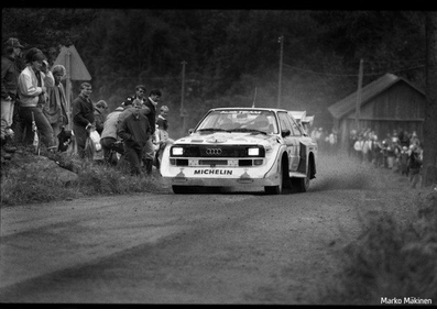 Hannu Mikkola - Arne Hertz
35º 1000 Lakes Rally 1985. Audi Sport Quattro S1 E2 (IN-NL 16). Abandonó por fuga de aceite en SS31 Kostila de 6.29 km.

Del 23 al 25 de Agosto, Jyväskylä, Finlandia.
Superficie: tierra.

El Rally tenía un total de 1418.00 km de los que 479.00 km divididos en 50 tramos eran especiales (1 de ellos fue cancelado SS10 Vaheri).

Se inscribieron 188 equipos, tomaron la salida 175, finalizaron 83.@
Palabras clave: Audi;Finlandia;Grupo_B;Quattro;Sport;Quattro;1985;S1;E2
