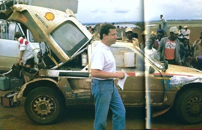 33º Marlboro Safari Rally 1985
Podemos ver el Peugeot 205 Turbo 16 (704 EXC 75) de Ari Vatanen - Terry Harryman. Acabó abandonando el Rally por la junta de culata y posterior incendio en CH65.

En la imagen Jean Todt, del departamento deportivo del Equipo Peugeot Talbot Sport, como encargado de organizar y diseñar la construcción del Peugeot 205 Turbo 16. 

Conseguirí­a el tí­tulo de Campeón del Mundo de constructores en 1985 y 1986, además de ganar como director técnico de Peugeot el Rally Parí­s-Dakar cuatro veces: en 1987, 1989, 1990 y 1991, siendo su piloto Ari Vatanen.

Del 4 al 8 de Abril, Nairobi, Kenya, África.
Superficie: tierra.

El Rally tenia un total de 5167.6 km con 88 controles horarios.

Tomaron la salida 71 equipos, finalizaron 20.@
Palabras clave: ;Terry_Harryman;Jean_Todt;Peugeot;T16;Grupo_B;Safari;Personajes;1985
