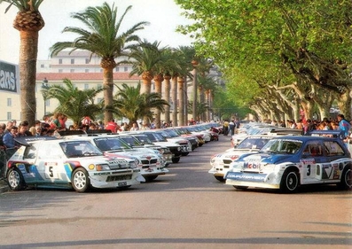 Parque Cerrado del 30º Tour de Corse 1986.
En primera linea se puede ver:
Peugeot 205 Turbo 16 E2 (239 FWH 75) de Bruno Saby, clasificado 1º y el Austin Rover MG Metro 6R4 (C95 KOG) de Tony Pond, abandonó por correa distribución en SS14 Prunelli - San Pancrazio de 55.67 km.
Detrás los 3 Lancia Delta S4, de Henri Toivonen, Markku Alén, y "Miki" Biasion.

Existió un antes y un después de esta prueba en el Mundo de los Rallyes. Se cambio la reglamentación por completo a causa del accidente mortal de Henri Toivonen y Sergio Cresto con el Lancia Delta S4 (D.E.P. / R.I.P.). Fue el fin de una era, de una época gloriosa e irrepetible en el Mundial de Rallyes.

Del 1 al 3 de Mayo, Ajaccio, Córcega, Francia.
Superficie: asfalto.
El Rally tenia un total de 1551.00 km de los que 1122.34 km divididos en 30 tramos eran especiales. (4 de ellos fueron cancelados. SS12 Figarella - Cardo de 15.75 Km, SS18 Corte - Taverna de 26.84 Km, SS19 Moltifao - Speloncato de 38.16 Km y SS20 Corbara - Calenzana de 23.69 Km. Los 3 últimos por el fatal accidente de Henri y Sergio).
Tomaron la salida 122 equipos, finalizaron 31.

En esta edición habí­an 5 tramos de 50 o mas Km cronometrados, SS7 Cozzano - Col de la Serra de 50.84, SS8 Muracciole - Abbazia de 50.00, SS10 Pont d'Altiani - Pont St Laurent de 56.01, SS14 Prunelli - San Pancrazio de 55.67 y SS17 Campe Militaire - Corte de 58.14. Uno de mas de 70 km, SS23 Saint Roch - Suaricchio de 78.19, y otro, el último, SS30 Liamone - Suaricchio de 83.16 Km.

Aquí dejo los kilómetros de cada uno de los 30 tramos del Rally:

1ª ETAPA (01-Mayo-1986)
SS1 Verghia - Pont de la Masina de 38.09 km
SS2 Sainte Marie Sicche - Moca 1 de 23.96 km
SS3 Petreto - Aullene 1 de 20.03 km
SS4 Zerubia - Santa Giulia de 30.60 km
SS5 Sartene - Zonza de 44.23 km
SS6 Aullene - Zicavo de 25.59 km
SS7 Cozzano - Col de la Serra de 50.84 km
SS8 Muracciole - Abbazia de 50.00 km
SS9 Campo al Quarcio - Ponte de Noceta de 33.77 km
SS10 Pont d'Altiani - Pont St Laurent de 56.01 km
SS11 Ponte Rosso - Borgo de 42.29 km

TOTAL ETAPA 415.41 km

2ª ETAPA (02 Mayo-1986)
SS12 Figarella - Cardo (cancelado) de 15.75 km
SS13 Saint Florent - Col de San Stefano de 26.81 km
SS14 Prunelli - San Pancrazio de 55.67 km
SS15 Folelli - Santa Lucia di Moriani de 18.49 km
SS16 Moriani Plage - Orsoni de 20.10 km
SS17 Campe Militaire Corte de 58.14 km
SS18 Corte - Taverna (cancelado) de 26.84 km
SS19 Moltifao - Speloncato (cancelado) de 38.16 km
SS20 Corbara - Calenzana (cancelado) de 23.69 km

TOTAL ETAPA 283.65 km

3ª ETAPA (03-Mayo-1986)
SS21 Norte Dame de la Serra - Pont du Fango de 28.77 km
SS22 Fango - Ota de 48.59 km
SS23 Saint Roch - Suaricchio de 78.19 km
SS24 Tavera - Pont de Mezzana de 30.57 km
SS25 Sainte Marie Sicche - Moca 2 de 23.96 km
SS26 Petreto - Aullene 2 de 20.03 km
SS27 Sorbollano - Santa Giulia de 35.59 km
SS28 Calvese - Agosta Plage de 38.69 km
SS29 Plaine de Peri - Capiglioli de 35.73 km
SS30 Liamone - Suaricchio 83.16 km

TOTAL ETAPA 423.28 km.
SUMANDO LAS TRES ETAPAS, ESTAMOS HABLANDO DE 1122.34 KM CRONOMETRADOS... UNA SALVAJADA...@
Palabras clave: ;Peugeot;Turbo;Grupo_B;còrcega;parque_cerrado;1986