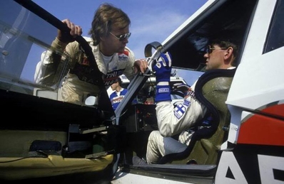 Markku Alén y Henri Toivonen
02-05-1986
30º Tour de Corse.
Markku Alén y Henri Toivonen hablando.

Del 1 al 3 de Mayo, Ajaccio, Córcega, Francia.
Superficie: asfalto.
El Rally tenia un total de 1551.00 km de los que 1122.34 km divididos en 30 tramos eran especiales. (4 de ellos fueron cancelados. SS12 Figarella - Cardo de 15.75 Km, SS18 Corte - Taverna de 26.84 Km, SS19 Moltifao - Speloncato de 38.16 Km y SS20 Corbara - Calenzana de 23.69 Km. Los 3 últimos por el fatal accidente de Henri y Sergio).
Tomaron la salida 122 equipos, finalizaron 31.

En esta edición habí­an 5 tramos de 50 o mas Km cronometrados, SS7 Cozzano - Col de la Serra de 50.84, SS8 Muracciole - Abbazia de 50.00, SS10 Pont d'Altiani - Pont St Laurent de 56.01, SS14 Prunelli - San Pancrazio de 55.67 y SS17 Campe Militaire - Corte de 58.14. Uno de mas de 70 km, SS23 Saint Roch - Suaricchio de 78.19, y otro, el último, SS30 Liamone - Suaricchio de 83.16 Km.

Aquí dejo los kilómetros de cada uno de los 30 tramos del Rally:

1ª ETAPA (01-Mayo-1986)
SS1 Verghia - Pont de la Masina de 38.09 km
SS2 Sainte Marie Sicche - Moca 1 de 23.96 km
SS3 Petreto - Aullene 1 de 20.03 km
SS4 Zerubia - Santa Giulia de 30.60 km
SS5 Sartene - Zonza de 44.23 km
SS6 Aullene - Zicavo de 25.59 km
SS7 Cozzano - Col de la Serra de 50.84 km
SS8 Muracciole - Abbazia de 50.00 km
SS9 Campo al Quarcio - Ponte de Noceta de 33.77 km
SS10 Pont d'Altiani - Pont St Laurent de 56.01 km
SS11 Ponte Rosso - Borgo de 42.29 km

TOTAL ETAPA 415.41 km

2ª ETAPA (02 Mayo-1986)
SS12 Figarella - Cardo (cancelado) de 15.75 km
SS13 Saint Florent - Col de San Stefano de 26.81 km
SS14 Prunelli - San Pancrazio de 55.67 km
SS15 Folelli - Santa Lucia di Moriani de 18.49 km
SS16 Moriani Plage - Orsoni de 20.10 km
SS17 Campe Militaire Corte de 58.14 km
SS18 Corte - Taverna (cancelado) de 26.84 km
SS19 Moltifao - Speloncato (cancelado) de 38.16 km
SS20 Corbara - Calenzana (cancelado) de 23.69 km

TOTAL ETAPA 283.65 km

3ª ETAPA (03-Mayo-1986)
SS21 Norte Dame de la Serra - Pont du Fango de 28.77 km
SS22 Fango - Ota de 48.59 km
SS23 Saint Roch - Suaricchio de 78.19 km
SS24 Tavera - Pont de Mezzana de 30.57 km
SS25 Sainte Marie Sicche - Moca 2 de 23.96 km
SS26 Petreto - Aullene 2 de 20.03 km
SS27 Sorbollano - Santa Giulia de 35.59 km
SS28 Calvese - Agosta Plage de 38.69 km
SS29 Plaine de Peri - Capiglioli de 35.73 km
SS30 Liamone - Suaricchio 83.16 km

TOTAL ETAPA 423.28 km.
SUMANDO LAS TRES ETAPAS, ESTAMOS HABLANDO DE 1122.34 KM CRONOMETRADOS... UNA SALVAJADA...@
Palabras clave: Henri_Toivonen;Lancia;Delta;Grupo_B;Còrcega;Personajes;Markku_Alen;1986