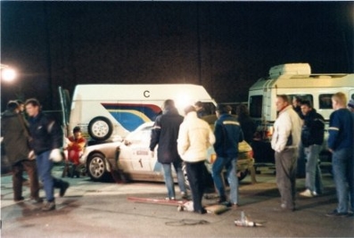 Asistencia Equipo Peugeot. 35º Lombard RAC Rally 1986
En el Peugeot 205 Turbo 16 E2 (319 FPF 75) de Timo Salonen - Seppo Harjanne. Clasificado 1º.

Del 16 al 19 de Noviembre, Bath, Inglaterra.
Superficie: Tierra.

El Rally un total de 2537.93 km de los que 515.04 km divididos en 45 tramos eran especiales.

Tomaron la salida 149 equipos, finalizaron 83.@

Palabras clave: Timo_Salonen;Seppo_Harjanne;Peugeot;Gran_Bretaña;Grupo_B;1986;Inglaterra