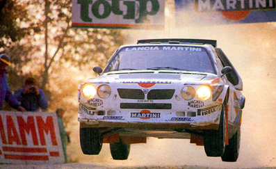 Markku Alén - Ilkka Kivimaki
28º Rally Sanremo 1986. Lancia Delta S4 (TO 33874F). Clasificado 1º.

Equipo Peugeot descalificado
El tercer dí­a del Rally se examinó el Peugeot y se decreto que las aletas de la parte de abajo eran en realidad faldillas. Las faldillas habí­an sido prohibidas después del Córcega, y a pesar de que los coches habí­an pasado las verificaciones pre-rally, se excluyeron todos los Peugeot de inmediato. Peugeot llevó el asunto a la FISA en diciembre, y decidió que la exclusión era ilegal.

Todos los puntos del Rally para el Campeonato se anularon, por eso Sanremo de 1986 no pudo considerarse una prueba de WRC, y por eso Markku Alén fue Campeón del Mundo durante tan solo 10 dí­as.

Del 13 al 17 de Octubre, Sanremo, Imperia, Italia.
Superficie: asfalto - tierra.

El Rally tenía un total de 2148.69 Km de los que 532.60 Km divididos en 40 tramos eran especiales (2 de ellos fueron cancelados SS8 Santa Luce de 12.30 Km y SS22 La Sela 2 de 10.15 Km).

Tomaron la salida 118 equipos, finalizaron 38.
@
Palabras clave: Markku_Alen;Lancia;Delta;S4;Sanremo;1986