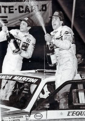 Henri Toivonen - Sergio Cresto
Celebrando la victoria del 54º Rallye Automobile de Monte-Carlo 1986.
Lancia Delta S4 (A6 37616), Equipo Martini Lancia.

Del 18 al 24 de Enero, Monte-Carlo.
Superficie: asfalto - nieve.

El Rally tenía un total de 3984.00 km de los que 881.20 km divididos en 36 tramos eran especiales.

Tomaron la salida 156 equipos, finalizaron 65.@
Palabras clave: Henri_Toivonen;Sergio_Cresto;Lancia;Delta;Grupo_B;Montecarlo;Personajes;1986