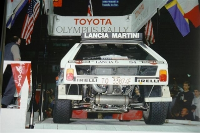 Markku Alén - Ilkka Kivimaki
21º Toyota Olympus Rally 1986. Lancia Delta S4 (TO 33874F). Clasificado 1º.

Esta victoria lo proclamó Campeón del Mundo a Markku Alén.

El éxito en la reclamación del Equipo Peugeot en Diciembre por la exclusión en el 28º Rally Sanremo, produjo que todos los puntos del Rally para el Campeonato se anulasen.
Eso significó que Sanremo de 1986 no pudo considerarse una prueba de WRC y por eso Markku Alén fue Campeón del Mundo durante tan solo 10 dí­as.

Última aparición Oficial de los coches Grupo B en una prueba válida para el Mundial de Rallys.

Como anécdota y prueba de como eran esos pilotos en esa época, en uno de los tramos Alén cometí­a un error garrafal al querer entrar sin darse cuenta en sentido contrario a un control horario. Kankkunen, todo un deportista y señor, (proclamado Campeón del Mundo ese año 1986 después de la reclamación de Peugeot), le avisó del error que estaba cometiendo, pudiendo Alén rectificar la trayectoria antes de que le significara una sanción.

Caballeros y amigos ante todo es lo que eran esos pilotos en esa época !!.

Y una segunda anécdota.
Este rallye pudo decidir el Campeonato de España de aquel año que ya había finalizado unas semanas antes. 

En aquella época se daban puntos por participar en pruebas internacionales y Renault España barajó la posibilidad de inscribir a Sainz en el Olympus con el Tour de Corse (el Maxi correría en la misma clase que los Gr.B oficiales por lo que difícilmente puntuaría).

Ante esa amenaza, Lancia puso a disposición de Serviá un Delta para el mismo Rally... Ahí acabó la historia.

De 4 al 7 de Diciembre, Tacoma - Tumwater, Washington, Estados Unidos.
Superficie: tierra.

El Rally tenía un total de 540.65 km cronometrados divididos en 40 tramos especiales (uno de ellos fue cancelado SS6 Taylor Towne de 14.76 km).

Tomaron la salida 50 equipos, finalizaron 25.
@
Palabras clave: Markku_Alen;Lancia;Delta;S4;Olympus;Grupo_B;1986