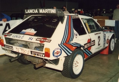 Markku Alén - Illka Kivimaki
21º Toyota Olympus Rally 1986. Lancia Delta S4 (TO 33874F). Clasificado 1º.

Esta victoria lo proclamó Campeón del Mundo a Markku Alén.

El éxito en la reclamación del Equipo Peugeot en Diciembre por la exclusión en el 28º Rally Sanremo, produjo que todos los puntos del Rally para el Campeonato se anulasen.
Eso significó que Sanremo de 1986 no pudo considerarse una prueba de WRC y por eso Markku Alén fue Campeón del Mundo durante tan solo 10 dí­as.

Última aparición Oficial de los coches Grupo B en una prueba válida para el Mundial de Rallys.

Como anécdota y prueba de como eran esos pilotos en esa época, en uno de los tramos Alén cometí­a un error garrafal al querer entrar sin darse cuenta en sentido contrario a un control horario. Kankkunen, todo un deportista y señor, (proclamado Campeón del Mundo ese año 1986 después de la reclamación de Peugeot), le avisó del error que estaba cometiendo, pudiendo Alén rectificar la trayectoria antes de que le significara una sanción.

Caballeros y amigos ante todo es lo que eran esos pilotos en esa época !!.

Y una segunda anécdota.
Este rallye pudo decidir el Campeonato de España de aquel año que ya había finalizado unas semanas antes. 

En aquella época se daban puntos por participar en pruebas internacionales y Renault España barajó la posibilidad de inscribir a Sainz en el Olympus con el Tour de Corse (el Maxi correría en la misma clase que los Gr.B oficiales por lo que difícilmente puntuaría).

Ante esa amenaza, Lancia puso a disposición de Serviá un Delta para el mismo Rally... Ahí acabó la historia.

De 4 al 7 de Diciembre, Tacoma - Tumwater, Washington, Estados Unidos.
Superficie: tierra.

El Rally tenía un total de 540.65 km cronometrados divididos en 40 tramos especiales (uno de ellos fue cancelado SS6 Taylor Towne de 14.76 km).

Tomaron la salida 50 equipos, finalizaron 25.
@
Palabras clave: Markku_Alen;Lancia;Grupo_B;Delta;S4;parque_cerrado;1986