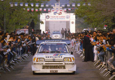 30º Tour de Corse 1986
Bruno Saby - Jean-François Fauchille. Peugeot 205 T16 E2 (239 FWH 75). Clasificado 1º.
Al final de la imagen se puede ver el Lancia Delta S4 (TO 76795E) de Miki Biasion -  Tiziano Siviero. Abandonó por el accidente mortal de su compañero de Equipo Henri Toivonen - Sergio Cresto.

Del 1 al 3 de Mayo, Ajaccio, Córcega, Francia.
Superficie: asfalto.
El Rally tenia un total de 1551.00 km de los que 1122.34 km divididos en 30 tramos eran especiales. (4 de ellos fueron cancelados. SS12 Figarella - Cardo de 15.75 Km, SS18 Corte - Taverna de 26.84 Km, SS19 Moltifao - Speloncato de 38.16 Km y SS20 Corbara - Calenzana de 23.69 Km. Los 3 últimos por el fatal accidente de Henri y Sergio).
Tomaron la salida 122 equipos, finalizaron 31.

En esta edición habí­an 5 tramos de 50 o mas Km cronometrados, SS7 Cozzano - Col de la Serra de 50.84, SS8 Muracciole - Abbazia de 50.00, SS10 Pont d'Altiani - Pont St Laurent de 56.01, SS14 Prunelli - San Pancrazio de 55.67 y SS17 Campe Militaire - Corte de 58.14. Uno de mas de 70 km, SS23 Saint Roch - Suaricchio de 78.19, y otro, el último, SS30 Liamone - Suaricchio de 83.16 Km.

Aquí dejo los kilómetros de cada uno de los 30 tramos del Rally:

1ª ETAPA (01-Mayo-1986)
SS1 Verghia - Pont de la Masina de 38.09 km
SS2 Sainte Marie Sicche - Moca 1 de 23.96 km
SS3 Petreto - Aullene 1 de 20.03 km
SS4 Zerubia - Santa Giulia de 30.60 km
SS5 Sartene - Zonza de 44.23 km
SS6 Aullene - Zicavo de 25.59 km
SS7 Cozzano - Col de la Serra de 50.84 km
SS8 Muracciole - Abbazia de 50.00 km
SS9 Campo al Quarcio - Ponte de Noceta de 33.77 km
SS10 Pont d'Altiani - Pont St Laurent de 56.01 km
SS11 Ponte Rosso - Borgo de 42.29 km

TOTAL ETAPA 415.41 km

2ª ETAPA (02 Mayo-1986)
SS12 Figarella - Cardo (cancelado) de 15.75 km
SS13 Saint Florent - Col de San Stefano de 26.81 km
SS14 Prunelli - San Pancrazio de 55.67 km
SS15 Folelli - Santa Lucia di Moriani de 18.49 km
SS16 Moriani Plage - Orsoni de 20.10 km
SS17 Campe Militaire Corte de 58.14 km
SS18 Corte - Taverna (cancelado) de 26.84 km
SS19 Moltifao - Speloncato (cancelado) de 38.16 km
SS20 Corbara - Calenzana (cancelado) de 23.69 km

TOTAL ETAPA 283.65 km

3ª ETAPA (03-Mayo-1986)
SS21 Norte Dame de la Serra - Pont du Fango de 28.77 km
SS22 Fango - Ota de 48.59 km
SS23 Saint Roch - Suaricchio de 78.19 km
SS24 Tavera - Pont de Mezzana de 30.57 km
SS25 Sainte Marie Sicche - Moca 2 de 23.96 km
SS26 Petreto - Aullene 2 de 20.03 km
SS27 Sorbollano - Santa Giulia de 35.59 km
SS28 Calvese - Agosta Plage de 38.69 km
SS29 Plaine de Peri - Capiglioli de 35.73 km
SS30 Liamone - Suaricchio 83.16 km

TOTAL ETAPA 423.28 km.
SUMANDO LAS TRES ETAPAS, ESTAMOS HABLANDO DE 1122.34 KM CRONOMETRADOS... UNA SALVAJADA...@
Palabras clave: ;peugeot;Grupo_B;corcega;Miki_Biasion;Lancia;delta;1986;parque_cerrado;Corse