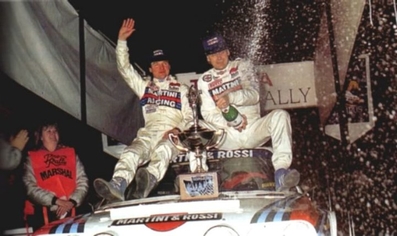 Markku Alén - Ilkka Kivimaki.
21º Toyota Olympus Rally 1986. Lancia Delta S4 (TO 33874F). Clasificado 1º.

Esta victoria lo proclamó Campeón del Mundo a Markku Alén.

El éxito en la reclamación del Equipo Peugeot en Diciembre por la exclusión en el 28º Rally Sanremo, produjo que todos los puntos del Rally para el Campeonato se anulasen.
Eso significó que Sanremo de 1986 no pudo considerarse una prueba de WRC y por eso Markku Alén fue Campeón del Mundo durante tan solo 10 dí­as.

Última aparición Oficial de los coches Grupo B en una prueba válida para el Mundial de Rallys.

Como anécdota y prueba de como eran esos pilotos en esa época, en uno de los tramos Alén cometí­a un error garrafal al querer entrar sin darse cuenta en sentido contrario a un control horario. Kankkunen, todo un deportista y señor, (proclamado Campeón del Mundo ese año 1986 después de la reclamación de Peugeot), le avisó del error que estaba cometiendo, pudiendo Alén rectificar la trayectoria antes de que le significara una sanción.

Caballeros y amigos ante todo es lo que eran esos pilotos en esa época !!.

Y una segunda anécdota.
Este rallye pudo decidir el Campeonato de España de aquel año que ya había finalizado unas semanas antes. 

En aquella época se daban puntos por participar en pruebas internacionales y Renault España barajó la posibilidad de inscribir a Sainz en el Olympus con el Tour de Corse (el Maxi correría en la misma clase que los Gr.B oficiales por lo que difícilmente puntuaría).

Ante esa amenaza, Lancia puso a disposición de Serviá un Delta para el mismo Rally... Ahí acabó la historia.

De 4 al 7 de Diciembre, Tacoma - Tumwater, Washington, Estados Unidos.
Superficie: tierra.

El Rally tenía un total de 540.65 km cronometrados divididos en 40 tramos especiales (uno de ellos fue cancelado SS6 Taylor Towne de 14.76 km).

Tomaron la salida 50 equipos, finalizaron 25.
@
Palabras clave: Lancia;Grupo_B;Markku_Alen;Personajes;EE.UU;1986