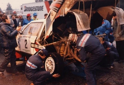 Asistencia del Equipo Martini Lancia en el 21º Toyota Olympus Rally 1986
En el 2# Lancia Delta S4 (TO 33874F) de Markku Alén - Ilkka Kivimaki, clasificado 1º.

Esta victoria lo proclamó Campeón del Mundo a Markku Alén.

El éxito en la reclamación del Equipo Peugeot en Diciembre por la exclusión en el 28º Rally Sanremo, produjo que todos los puntos del Rally para el Campeonato se anulasen.
Eso significó que Sanremo de 1986 no pudo considerarse una prueba de WRC y por eso Markku Alén fue Campeón del Mundo durante tan solo 10 dí­as.

Última aparición Oficial de los coches Grupo B en una prueba válida para el Mundial de Rallys.

Como anécdota y prueba de como eran esos pilotos en esa época, en uno de los tramos Alén cometí­a un error garrafal al querer entrar sin darse cuenta en sentido contrario a un control horario. Kankkunen, todo un deportista y señor, (proclamado Campeón del Mundo ese año 1986 después de la reclamación de Peugeot), le avisó del error que estaba cometiendo, pudiendo Alén rectificar la trayectoria antes de que le significara una sanción.

Caballeros y amigos ante todo es lo que eran esos pilotos en esa época !!.

Y una segunda anécdota.
Este rallye pudo decidir el Campeonato de España de aquel año que ya había finalizado unas semanas antes.

En aquella época se daban puntos por participar en pruebas internacionales y Renault España barajó la posibilidad de inscribir a Sainz en el Olympus con el Tour de Corse (el Maxi correría en la misma clase que los Gr.B oficiales por lo que difícilmente puntuaría).

Ante esa amenaza, Lancia puso a disposición de Serviá un Delta para el mismo Rally... Ahí acabó la historia.

De 4 al 7 de Diciembre, Tacoma - Tumwater, Washington, Estados Unidos.
Superficie: tierra.

El Rally tenía un total de 540.65 km cronometrados divididos en 40 tramos especiales (uno de ellos fue cancelado SS6 Taylor Towne de 14.76 km).

Tomaron la salida 50 equipos, finalizaron 25.
@
Palabras clave: Markku_Alen;Lancia;Delta;EE.UU;Olympus;Grupo_B;Asistencias;1986