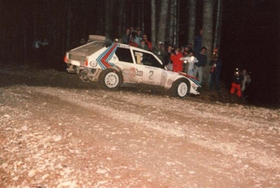 Markku Alén - Illka Kivimaki
21º Toyota Olympus Rally 1986. Lancia Delta S4 (TO 33874F). Clasificado 1º.

Esta victoria lo proclamó Campeón del Mundo a Markku Alén.

El éxito en la reclamación del Equipo Peugeot en Diciembre por la exclusión en el 28º Rally Sanremo, produjo que todos los puntos del Rally para el Campeonato se anulasen.
Eso significó que Sanremo de 1986 no pudo considerarse una prueba de WRC y por eso Markku Alén fue Campeón del Mundo durante tan solo 10 dí­as.

Última aparición Oficial de los coches Grupo B en una prueba válida para el Mundial de Rallys.

Como anécdota y prueba de como eran esos pilotos en esa época, en uno de los tramos Alén cometí­a un error garrafal al querer entrar sin darse cuenta en sentido contrario a un control horario. Kankkunen, todo un deportista y señor, (proclamado Campeón del Mundo ese año 1986 después de la reclamación de Peugeot), le avisó del error que estaba cometiendo, pudiendo Alén rectificar la trayectoria antes de que le significara una sanción.

Caballeros y amigos ante todo es lo que eran esos pilotos en esa época !!.

Y una segunda anécdota.
Este rallye pudo decidir el Campeonato de España de aquel año que ya había finalizado unas semanas antes.

En aquella época se daban puntos por participar en pruebas internacionales y Renault España barajó la posibilidad de inscribir a Sainz en el Olympus con el Tour de Corse (el Maxi correría en la misma clase que los Gr.B oficiales por lo que difícilmente puntuaría).

Ante esa amenaza, Lancia puso a disposición de Serviá un Delta para el mismo Rally... Ahí acabó la historia.

De 4 al 7 de Diciembre, Tacoma - Tumwater, Washington, Estados Unidos.
Superficie: tierra.

El Rally tenía un total de 540.65 km cronometrados divididos en 40 tramos especiales (uno de ellos fue cancelado SS6 Taylor Towne de 14.76 km).

Tomaron la salida 50 equipos, finalizaron 25.
@
Palabras clave: Markku_Alen;Lancia;Delta;EE.UU;Olympus;Nueva_Zelanda;1986