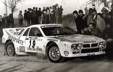 Carlos Bica - Candido Junior
20º Rallye de Portugal - Vinho de Porto 1986. Lancia Rally 037. Clasificado 2º.

Del 5 al 8 de Marzo, Estoril, Portugal.
Superficie: asfalto - tierra.

El Rallye tenía un total de 2428.47 km de los que 703.50 km divididos en 48 tramos eran especiales.

Todos los equipos "top" abandonan la prueba a causa del fatal accidente de Joaquim Santos y su Ford RS200 donde fallecieron 3 personas y muchas otras resultaron heridas de mayor y menor gravedad.

Todos los pilotos estaban indignados con el comportamiento del público, irresponsable y peligroso.
Hay que decir que habí­a público de todas las nacionalidades, pasó en Portugal como podrí­a haber pasado en cualquier otro Rallye del sur de Europa.

Henri fue quien comunicó a la prensa la unánime decisión de los pilotos.

Nueve tramos especiales fueron cancelados.
Los tres primeros una vez comenzados, (anulando los tiempos de todos los que habían terminado el tramo), SS1 Lagoa Azul 1 de 5.00 km, donde sucedió el accidente, SS2 Peninha1 de 6.50 km, SS3 Sintra 1 de 10.50 km, SS4 Lagoa Azul 2 de 5.00 km, SS5 Peninha 2 de 6.50 km, SS6 Sintra 2 de 10.50 km, SS7 Lagoa Azul 3 de 5.00 km, SS8 Peninha 3 de 6.50 km, SS9 Sintra 3 de 10.50 km.

Tomaron la salida 111 equipos, finalizaron 35.
@
Palabras clave: Lancia;Grupo_B;Portugal;Rally;1986