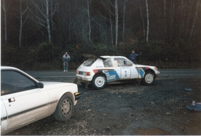 Juha Kankkunen - Juha Piironen
21º Toyota Olympus Rally 1986. Peugeot 205 Turbo 16 E2 (294 FPF 75). Clasificado 2º.

El éxito en la reclamación del Equipo Peugeot en Diciembre por la exclusión en el 28º Rally Sanremo, produjo que todos los puntos del Rally para el Campeonato se anulasen.

Ésta decisión en los despachos significó que de quedar Campeón del Mundo de 1986 Markku Alén, pasara a serlo Juha Kannkunen.

Última aparición Oficial de los coches Grupo B en una prueba válida para el Mundial de Rallys.

Como anécdota y prueba de como eran esos pilotos en esa época, en uno de los tramos Alén cometí­a un error garrafal al querer entrar sin darse cuenta en sentido contrario a un control horario. Kankkunen, todo un deportista y señor, (proclamado Campeón del Mundo ese año 1986 después de la reclamación de Peugeot), le avisó del error que estaba cometiendo, pudiendo Alén rectificar la trayectoria antes de que le significara una sanción.

Caballeros y amigos ante todo es lo que eran esos pilotos en esa época !!.

De 4 al 7 de Diciembre, Tacoma - Tumwater, Washington, Estados Unidos.
Superficie: tierra.

El Rally tenía un total de 540.65 km cronometrados divididos en 40 tramos especiales (uno de ellos fue cancelado SS6 Taylor Towne de 14.76 km).

Tomaron la salida 50 equipos, finalizaron 25.
@
Palabras clave: ;Juha_Piironen;Peugeot;T16;Grupo_B;Olympus;EE.UU;1986