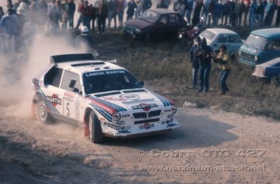 Massimo (Miki) Biasion - Tiziano Siviero
28º Rally Sanremo 1986. Lancia Delta S4 (TO 19737F). Clasificado 3º.

Equipo Peugeot descalificado
El tercer dí­a del Rally se examinó el Peugeot y se decreto que las aletas de la parte de abajo eran en realidad faldillas. Las faldillas habí­an sido prohibidas después del Córcega, y a pesar de que los coches habí­an pasado las verificaciones pre-rally, se excluyeron todos los Peugeot de inmediato. Peugeot llevó el asunto a la FISA en diciembre, y decidió que la exclusión era ilegal.

Todos los puntos del Rally para el Campeonato se anularon, por eso Sanremo de 1986 no pudo considerarse una prueba de WRC, y por eso Markku Alén fue Campeón del Mundo durante tan solo 10 dí­as.

Del 13 al 17 de Octubre, Sanremo, Imperia, Italia.
Superficie: asfalto - tierra.

El Rally tenía un total de 2148.69 Km de los que 532.60 Km divididos en 40 tramos eran especiales (2 de ellos fueron cancelados SS8 Santa Luce de 12.30 Km y SS22 La Sela 2 de 10.15 Km).

Tomaron la salida 118 equipos, finalizaron 38.
@
Palabras clave: Miki_Biasion;Tiziano_Siviero;Lancia;Delta;S4;Sanremo;Grupo_B;1986