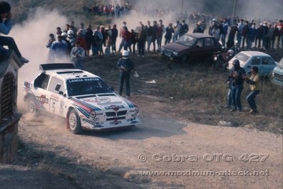 Massimo (Miki) Biasion - Tiziano Siviero
28º Rally Sanremo 1986. Lancia Delta S4 (TO 19737F). Clasificado 3º.

Equipo Peugeot descalificado
El tercer dí­a del Rally se examinó el Peugeot y se decreto que las aletas de la parte de abajo eran en realidad faldillas. Las faldillas habí­an sido prohibidas después del Córcega, y a pesar de que los coches habí­an pasado las verificaciones pre-rally, se excluyeron todos los Peugeot de inmediato. Peugeot llevó el asunto a la FISA en diciembre, y decidió que la exclusión era ilegal.

Todos los puntos del Rally para el Campeonato se anularon, por eso Sanremo de 1986 no pudo considerarse una prueba de WRC, y por eso Markku Alén fue Campeón del Mundo durante tan solo 10 dí­as.

Del 13 al 17 de Octubre, Sanremo, Imperia, Italia.
Superficie: asfalto - tierra.

El Rally tenía un total de 2148.69 Km de los que 532.60 Km divididos en 40 tramos eran especiales (2 de ellos fueron cancelados SS8 Santa Luce de 12.30 Km y SS22 La Sela 2 de 10.15 Km).

Tomaron la salida 118 equipos, finalizaron 38.
@
Palabras clave: Miki_Biasion;Tiziano_Siviero;Lancia;Delta;S4;Sanremo;Grupo_B;1986