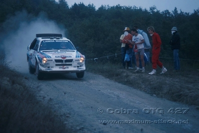 Massimo (Miki) Biasion - Tiziano Siviero
28º Rally Sanremo 1986. Lancia Delta S4 (TO 19737F). Clasificado 3º.

Equipo Peugeot descalificado
El tercer dí­a del Rally se examinó el Peugeot y se decreto que las aletas de la parte de abajo eran en realidad faldillas. Las faldillas habí­an sido prohibidas después del Córcega, y a pesar de que los coches habí­an pasado las verificaciones pre-rally, se excluyeron todos los Peugeot de inmediato. Peugeot llevó el asunto a la FISA en diciembre, y decidió que la exclusión era ilegal.

Todos los puntos del Rally para el Campeonato se anularon, por eso Sanremo de 1986 no pudo considerarse una prueba de WRC, y por eso Markku Alén fue Campeón del Mundo durante tan solo 10 dí­as.

Del 13 al 17 de Octubre, Sanremo, Imperia, Italia.
Superficie: asfalto - tierra.

El Rally tenía un total de 2148.69 Km de los que 532.60 Km divididos en 40 tramos eran especiales (2 de ellos fueron cancelados SS8 Santa Luce de 12.30 Km y SS22 La Sela 2 de 10.15 Km).

Tomaron la salida 118 equipos, finalizaron 38.
@
Palabras clave: Miki_Biasion;Tiziano_Siviero;Lancia;Delta;S4;Sanremo;Grupo_B;1986