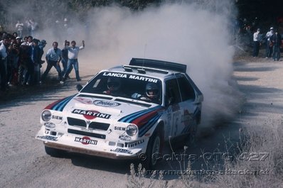 Massimo (Miki) Biasion - Tiziano Siviero
28º Rally Sanremo 1986. Lancia Delta S4 (TO 19737F). Clasificado 3º.

Equipo Peugeot descalificado
El tercer dí­a del Rally se examinó el Peugeot y se decreto que las aletas de la parte de abajo eran en realidad faldillas. Las faldillas habí­an sido prohibidas después del Córcega, y a pesar de que los coches habí­an pasado las verificaciones pre-rally, se excluyeron todos los Peugeot de inmediato. Peugeot llevó el asunto a la FISA en diciembre, y decidió que la exclusión era ilegal.

Todos los puntos del Rally para el Campeonato se anularon, por eso Sanremo de 1986 no pudo considerarse una prueba de WRC, y por eso Markku Alén fue Campeón del Mundo durante tan solo 10 dí­as.

Del 13 al 17 de Octubre, Sanremo, Imperia, Italia.
Superficie: asfalto - tierra.

El Rally tenía un total de 2148.69 Km de los que 532.60 Km divididos en 40 tramos eran especiales (2 de ellos fueron cancelados SS8 Santa Luce de 12.30 Km y SS22 La Sela 2 de 10.15 Km).

Tomaron la salida 118 equipos, finalizaron 38.
@
Palabras clave: Miki_Biasion;Tiziano_Siviero;Lancia;Delta;S4;Sanremo;Grupo_B;1986