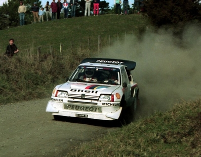 Timo Salonen - Seppo Harjanne
16º AWA Clarion Rally de Nueva Zelanda 1986. Peugeot 205 Turbo 16 E2 (311 FPF 75). Clasificado 5º.

Del 5 al 8 de Julio, Auckland, Nueva Zelanda.
Superficie: tierra.

El Rally tenia un total de 1980 km de los que 597.76 km divididos en 35 tramos eran especiales, (uno de ellos fue cancelado SS26 Kawerau Forest de 26.73 Km).

Se inscribieron 55 equipos, tomaron la salida 52, finalizaron 40.@
Palabras clave: Timo_Salonen;Peugeot;Turbo;Nueva_Zelanda;Grupo_B;1986