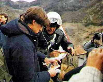 54º Rallye Automobile de Montecarlo 1986
Henri Toivonen y Sergio Cresto sufrieron un accidente durante un enlace de tramo con su Lancia Delta S4 . Chocaron de frente contra el coche de un aficionado en el Col de Mounchery, entre Burzet y Eintragues, carretera estrecha y a la sombra.

En la imagen Henri junto a un Gendarme durante lo que parece ser el proceso del papeleo para hacer el parte del accidente.

Referente al coche contra el que chocó era un Ford Taunus. Según se dice, con ruedas lisas y tasa de alcohol del conductor... por las nubes.

Henri y Sergio acabaron ganando el Rallye con 4" 04' de ventaja sobre Timo Salonen - Seppo Harjanne y su Peugeot 205 Turbo 16 E2.
El mismo Timo Salonen comentó sobre el ritmo endiablado que llevó Henri en éste Monte-Carlo
que:
"Seguir el ritmo de Henri Toivonen raya el suicidio"

El Rally tenía un total de 3984 km, de los que 867 km divididos en 36 tramos eran especiales.

Tomaron la salida 156 equipos, finalizaron 65.

Situación en Google Maps del lugar donde se produjo el choque: [/b][url=https://www.google.com/maps/@44.7372914,4.2930001,3a,75y,7.8h,70.62t/data=!3m6!1e1!3m4!1selMXdQK4Avj7P_jVRriQCA!2e0!7i13312!8i6656] [b][u]Google Maps.[/u][/b] [/url].
Palabras clave: Henri_Toivonen;Lancia;Delta;S4;Grupo_B;Montecarlo;1986;Personajes
