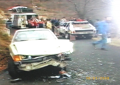 54º Rallye Automobile de Montecarlo 1986
Henri Toivonen y Sergio Cresto sufrieron un accidente durante un enlace de tramo (Col de Mounchery, entre Burzet y Eintragues, carretera estrecha y a la sombra) con su Lancia Delta S4 . Chocaron de frente contra el coche de un aficionado.

En la imagen, uno de los mecánicos del Equipo Martini Lancia reparando el coche rápidamente para que Henri y Sergio siguieran en competición.

Del 18 al 24 de Enero, Monte-Carlo.
Superficie: asfalto - nieve.

El Rally tenía un total de 3984.00 km de los que 881.20 km divididos en 36 tramos eran especiales.

Tomaron la salida 156 equipos, finalizaron 65.
@
Palabras clave: Henri_Toivonen;Sergio_Cresto;Lancia;Delta;Grupo_B;Montecarlo;1986;crash;Asistencias