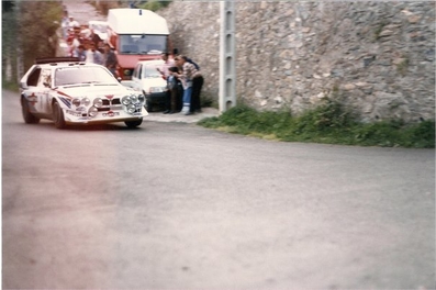 Markku Alén - Ilkka Kivimaki
30º Tour de Corse - Rallye de France 1986. Lancia Delta S4 (TO 76794E).

Todo el Equipo Martini Lancia abandona el Rallye a causa del fatal accidente de Henri Toivonen junto a su copiloto Sergio Cresto el 02-Mayo-1986. D.E.P / R.I.P.

Del 1 al 3 de Mayo, Ajaccio, Córcega, Francia.
Superficie: asfalto.
El Rally tenia un total de 1551.00 km de los que 1122.34 km divididos en 30 tramos eran especiales. (4 de ellos fueron cancelados. SS12 Figarella - Cardo de 15.75 Km, SS18 Corte - Taverna de 26.84 Km, SS19 Moltifao - Speloncato de 38.16 Km y SS20 Corbara - Calenzana de 23.69 Km. Los 3 últimos por el fatal accidente de Henri y Sergio).
Tomaron la salida 122 equipos, finalizaron 31.

En esta edición habí­an 5 tramos de 50 o mas Km cronometrados, SS7 Cozzano - Col de la Serra de 50.84, SS8 Muracciole - Abbazia de 50.00, SS10 Pont d'Altiani - Pont St Laurent de 56.01, SS14 Prunelli - San Pancrazio de 55.67 y SS17 Campe Militaire - Corte de 58.14. Uno de mas de 70 km, SS23 Saint Roch - Suaricchio de 78.19, y otro, el último, SS30 Liamone - Suaricchio de 83.16 Km.

Aquí dejo los kilómetros de cada uno de los 30 tramos del Rally:

1ª ETAPA (01-Mayo-1986)
SS1 Verghia - Pont de la Masina de 38.09 km
SS2 Sainte Marie Sicche - Moca 1 de 23.96 km
SS3 Petreto - Aullene 1 de 20.03 km
SS4 Zerubia - Santa Giulia de 30.60 km
SS5 Sartene - Zonza de 44.23 km
SS6 Aullene - Zicavo de 25.59 km
SS7 Cozzano - Col de la Serra de 50.84 km
SS8 Muracciole - Abbazia de 50.00 km
SS9 Campo al Quarcio - Ponte de Noceta de 33.77 km
SS10 Pont d'Altiani - Pont St Laurent de 56.01 km
SS11 Ponte Rosso - Borgo de 42.29 km

TOTAL ETAPA 415.41 km

2ª ETAPA (02 Mayo-1986)
SS12 Figarella - Cardo (cancelado) de 15.75 km
SS13 Saint Florent - Col de San Stefano de 26.81 km
SS14 Prunelli - San Pancrazio de 55.67 km
SS15 Folelli - Santa Lucia di Moriani de 18.49 km
SS16 Moriani Plage - Orsoni de 20.10 km
SS17 Campe Militaire Corte de 58.14 km
SS18 Corte - Taverna (cancelado) de 26.84 km
SS19 Moltifao - Speloncato (cancelado) de 38.16 km
SS20 Corbara - Calenzana (cancelado) de 23.69 km

TOTAL ETAPA 283.65 km

3ª ETAPA (03-Mayo-1986)
SS21 Norte Dame de la Serra - Pont du Fango de 28.77 km
SS22 Fango - Ota de 48.59 km
SS23 Saint Roch - Suaricchio de 78.19 km
SS24 Tavera - Pont de Mezzana de 30.57 km
SS25 Sainte Marie Sicche - Moca 2 de 23.96 km
SS26 Petreto - Aullene 2 de 20.03 km
SS27 Sorbollano - Santa Giulia de 35.59 km
SS28 Calvese - Agosta Plage de 38.69 km
SS29 Plaine de Peri - Capiglioli de 35.73 km
SS30 Liamone - Suaricchio 83.16 km

TOTAL ETAPA 423.28 km.
@
Palabras clave: Markku_Alen;Lancia;Delta;Grupo_B;Corcega;1986