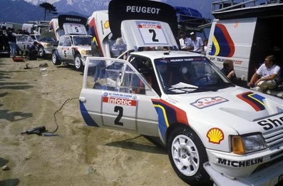 Asistencia del Equipo Oficial Peugeot Sport Talbot en el 30º Tour de Corse - Rallye de France 1986
#2 Peugeot 205 Turbo 16 E2 (237 FWH 75) de Timo Salonen - Seppo Harjanne, abandonò por accidente en SS8 Muracciole - Abbacia de 50.00 Km.

#5 Peugeot 205 Turbo 16 E2 (239 FWH 75) de Bruno Saby - Jean Francoise Fauchille, clasificado 1º.

El del final #10 (244 FWH 75) es el de Michèle Mouton - Fabrizia Pons, Abandonó por la caja de cambios en SS10 Pont d'Altiani - Pont St Laurent de 56.01 km.

Del 1 al 3 de Mayo, Ajaccio, Córcega, Francia.
Superficie: asfalto.

El Rally tenia un total de 1551.00 km de los que 1122.34 km divididos en 30 tramos eran especiales. (4 de ellos fueron cancelados. SS12 Figarella - Cardo de 15.75 Km, SS18 Corte - Taverna de 26.84 Km, SS19 Moltifao - Speloncato de 38.16 Km y SS20 Corbara - Calenzana de 23.69 Km. Los 3 últimos por el fatal accidente de Henri y Sergio).
Tomaron la salida 122 equipos, finalizaron 31.

En esta edición habí­an 5 tramos de 50 o mas Km cronometrados, SS7 Cozzano - Col de la Serra de 50.84, SS8 Muracciole - Abbazia de 50.00, SS10 Pont d'Altiani - Pont St Laurent de 56.01, SS14 Prunelli - San Pancrazio de 55.67 y SS17 Campe Militaire - Corte de 58.14. Uno de mas de 70 km, SS23 Saint Roch - Suaricchio de 78.19, y otro, el último, SS30 Liamone - Suaricchio de 83.16 Km.

Aquí dejo los kilómetros de cada uno de los 30 tramos del Rally:

1ª ETAPA (01-Mayo-1986)
SS1 Verghia - Pont de la Masina de 38.09 km
SS2 Sainte Marie Sicche - Moca 1 de 23.96 km
SS3 Petreto - Aullene 1 de 20.03 km
SS4 Zerubia - Santa Giulia de 30.60 km
SS5 Sartene - Zonza de 44.23 km
SS6 Aullene - Zicavo de 25.59 km
SS7 Cozzano - Col de la Serra de 50.84 km
SS8 Muracciole - Abbazia de 50.00 km
SS9 Campo al Quarcio - Ponte de Noceta de 33.77 km
SS10 Pont d'Altiani - Pont St Laurent de 56.01 km
SS11 Ponte Rosso - Borgo de 42.29 km

TOTAL ETAPA 415.41 km

2ª ETAPA (02 Mayo-1986)
SS12 Figarella - Cardo (cancelado) de 15.75 km
SS13 Saint Florent - Col de San Stefano de 26.81 km
SS14 Prunelli - San Pancrazio de 55.67 km
SS15 Folelli - Santa Lucia di Moriani de 18.49 km
SS16 Moriani Plage - Orsoni de 20.10 km
SS17 Campe Militaire Corte de 58.14 km
SS18 Corte - Taverna (cancelado) de 26.84 km
SS19 Moltifao - Speloncato (cancelado) de 38.16 km
SS20 Corbara - Calenzana (cancelado) de 23.69 km

TOTAL ETAPA 283.65 km

3ª ETAPA (03-Mayo-1986)
SS21 Norte Dame de la Serra - Pont du Fango de 28.77 km
SS22 Fango - Ota de 48.59 km
SS23 Saint Roch - Suaricchio de 78.19 km
SS24 Tavera - Pont de Mezzana de 30.57 km
SS25 Sainte Marie Sicche - Moca 2 de 23.96 km
SS26 Petreto - Aullene 2 de 20.03 km
SS27 Sorbollano - Santa Giulia de 35.59 km
SS28 Calvese - Agosta Plage de 38.69 km
SS29 Plaine de Peri - Capiglioli de 35.73 km
SS30 Liamone - Suaricchio 83.16 km

TOTAL ETAPA 423.28 km.
@
Palabras clave: Timo_Salonen;Peugeot;Turbo;Corcega;Grupo_B;Michele_Mouton;Asistencias;1986