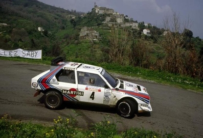 Henri Toivonen - Sergio Cresto
30º Tour de Corse 1986. Lancia Delta S4 (TO 73074E).
El 02-05-1986 sufrieron accidente mortal en SS18 Corte - Taverna
(D.E.P. / R.I.P.).

Del 1 al 3 de Mayo, Ajaccio, Córcega, Francia.
Superficie: asfalto.
El Rally tenia un total de 1551.00 km de los que 1122.34 km divididos en 30 tramos eran especiales. (4 de ellos fueron cancelados. SS12 Figarella - Cardo de 15.75 Km, SS18 Corte - Taverna de 26.84 Km, SS19 Moltifao - Speloncato de 38.16 Km y SS20 Corbara - Calenzana de 23.69 Km. Los 3 últimos por el fatal accidente de Henri y Sergio).
Tomaron la salida 122 equipos, finalizaron 31.

En esta edición habí­an 5 tramos de 50 o mas Km cronometrados, SS7 Cozzano - Col de la Serra de 50.84, SS8 Muracciole - Abbazia de 50.00, SS10 Pont d'Altiani - Pont St Laurent de 56.01, SS14 Prunelli - San Pancrazio de 55.67 y SS17 Campe Militaire - Corte de 58.14. Uno de mas de 70 km, SS23 Saint Roch - Suaricchio de 78.19, y otro, el último, SS30 Liamone - Suaricchio de 83.16 Km.

Aquí dejo los kilómetros de cada uno de los 30 tramos del Rally:

1ª ETAPA (01-Mayo-1986)
SS1 Verghia - Pont de la Masina de 38.09 km
SS2 Sainte Marie Sicche - Moca 1 de 23.96 km
SS3 Petreto - Aullene 1 de 20.03 km
SS4 Zerubia - Santa Giulia de 30.60 km
SS5 Sartene - Zonza de 44.23 km
SS6 Aullene - Zicavo de 25.59 km
SS7 Cozzano - Col de la Serra de 50.84 km
SS8 Muracciole - Abbazia de 50.00 km
SS9 Campo al Quarcio - Ponte de Noceta de 33.77 km
SS10 Pont d'Altiani - Pont St Laurent de 56.01 km
SS11 Ponte Rosso - Borgo de 42.29 km

TOTAL ETAPA 415.41 km

2ª ETAPA (02 Mayo-1986)
SS12 Figarella - Cardo (cancelado) de 15.75 km
SS13 Saint Florent - Col de San Stefano de 26.81 km
SS14 Prunelli - San Pancrazio de 55.67 km
SS15 Folelli - Santa Lucia di Moriani de 18.49 km
SS16 Moriani Plage - Orsoni de 20.10 km
SS17 Campe Militaire Corte de 58.14 km
SS18 Corte - Taverna (cancelado) de 26.84 km
SS19 Moltifao - Speloncato (cancelado) de 38.16 km
SS20 Corbara - Calenzana (cancelado) de 23.69 km

TOTAL ETAPA 283.65 km

3ª ETAPA (03-Mayo-1986)
SS21 Norte Dame de la Serra - Pont du Fango de 28.77 km
SS22 Fango - Ota de 48.59 km
SS23 Saint Roch - Suaricchio de 78.19 km
SS24 Tavera - Pont de Mezzana de 30.57 km
SS25 Sainte Marie Sicche - Moca 2 de 23.96 km
SS26 Petreto - Aullene 2 de 20.03 km
SS27 Sorbollano - Santa Giulia de 35.59 km
SS28 Calvese - Agosta Plage de 38.69 km
SS29 Plaine de Peri - Capiglioli de 35.73 km
SS30 Liamone - Suaricchio 83.16 km

TOTAL ETAPA 423.28 km.
SUMANDO LAS TRES ETAPAS, ESTAMOS HABLANDO DE 1122.34 KM CRONOMETRADOS... UNA SALVAJADA...
@
Palabras clave: Henri_Toivonen;Sergio_Cresto;Lancia;Delta;Grupo_B;Corcega;1986;Corse