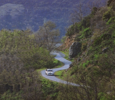 Henri Toivonen - Sergio Cresto
30º Tour de Corse 1986. Lancia Delta S4 (TO 73074E)
El 02-05-1986 sufrieron accidente mortal (D.E.P. / R.I.P.)

Foto en SS8 Muracciole - Abbacia de 50 Km, ganado por Henri Toivonen con un tiempo de 37" 33' a una media de 89.24 km/h.

Del 1 al 3 de Mayo, Ajaccio, Córcega, Francia.
Superficie: asfalto.
El Rally tenia un total de 1551.00 km de los que 1122.34 km divididos en 30 tramos eran especiales. (4 de ellos fueron cancelados. SS12 Figarella - Cardo de 15.75 Km, SS18 Corte - Taverna de 26.84 Km, SS19 Moltifao - Speloncato de 38.16 Km y SS20 Corbara - Calenzana de 23.69 Km. Los 3 últimos por el fatal accidente de Henri y Sergio).
Tomaron la salida 122 equipos, finalizaron 31.

En esta edición habí­an 5 tramos de 50 o mas Km cronometrados, SS7 Cozzano - Col de la Serra de 50.84, SS8 Muracciole - Abbazia de 50.00, SS10 Pont d'Altiani - Pont St Laurent de 56.01, SS14 Prunelli - San Pancrazio de 55.67 y SS17 Campe Militaire - Corte de 58.14. Uno de mas de 70 km, SS23 Saint Roch - Suaricchio de 78.19, y otro, el último, SS30 Liamone - Suaricchio de 83.16 Km.

Aquí dejo los kilómetros de cada uno de los 30 tramos del Rally:

1ª ETAPA (01-Mayo-1986)
SS1 Verghia - Pont de la Masina de 38.09 km
SS2 Sainte Marie Sicche - Moca 1 de 23.96 km
SS3 Petreto - Aullene 1 de 20.03 km
SS4 Zerubia - Santa Giulia de 30.60 km
SS5 Sartene - Zonza de 44.23 km
SS6 Aullene - Zicavo de 25.59 km
SS7 Cozzano - Col de la Serra de 50.84 km
SS8 Muracciole - Abbazia de 50.00 km
SS9 Campo al Quarcio - Ponte de Noceta de 33.77 km
SS10 Pont d'Altiani - Pont St Laurent de 56.01 km
SS11 Ponte Rosso - Borgo de 42.29 km

TOTAL ETAPA 415.41 km

2ª ETAPA (02 Mayo-1986)
SS12 Figarella - Cardo (cancelado) de 15.75 km
SS13 Saint Florent - Col de San Stefano de 26.81 km
SS14 Prunelli - San Pancrazio de 55.67 km
SS15 Folelli - Santa Lucia di Moriani de 18.49 km
SS16 Moriani Plage - Orsoni de 20.10 km
SS17 Campe Militaire Corte de 58.14 km
SS18 Corte - Taverna (cancelado) de 26.84 km
SS19 Moltifao - Speloncato (cancelado) de 38.16 km
SS20 Corbara - Calenzana (cancelado) de 23.69 km

TOTAL ETAPA 283.65 km

3ª ETAPA (03-Mayo-1986)
SS21 Norte Dame de la Serra - Pont du Fango de 28.77 km
SS22 Fango - Ota de 48.59 km
SS23 Saint Roch - Suaricchio de 78.19 km
SS24 Tavera - Pont de Mezzana de 30.57 km
SS25 Sainte Marie Sicche - Moca 2 de 23.96 km
SS26 Petreto - Aullene 2 de 20.03 km
SS27 Sorbollano - Santa Giulia de 35.59 km
SS28 Calvese - Agosta Plage de 38.69 km
SS29 Plaine de Peri - Capiglioli de 35.73 km
SS30 Liamone - Suaricchio 83.16 km

TOTAL ETAPA 423.28 km.
SUMANDO LAS TRES ETAPAS, ESTAMOS HABLANDO DE 1122.34 KM CRONOMETRADOS... UNA SALVAJADA...
@
Palabras clave: Henri_Toivonen;Sergio_Cresto;Lancia;Delta;Grupo_B;Corcega;1986;Corse