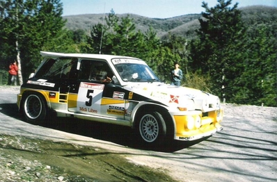 Carlos Sainz Cenamor - Antonio Boto
7º Rallye des Garrigues - Languedoc-Roussillon 1986. Renault 5 Maxiturbo (VA-4650-MA). Abandonó por el embrague en SS16 Saint-Bresson 2 de 34.20 Km.

Del 3 al 6 de Abril, Nimes, Francia
Superficie: asfalto con 501.90 km cronometrados divididos en 20 tramos especiales.

Tomaron la salida 102 equipos, finalizaron 44.@
Palabras clave: ;Grupo_B;Renault;Maxi_turbo;Turbo;Garrigues;Francia;1986