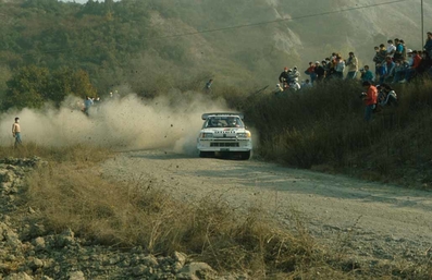Bruno Saby - Jean Francoise Fauchille
28º Rally Sanremo 1986. Peugeot 205 Turbo 16 E2 (239 FWH 75).

Equipo Peugeot descalificado
El tercer dí­a del Rally se examinó el Peugeot y se decreto que las aletas de la parte de abajo eran en realidad faldillas. Las faldillas habí­an sido prohibidas después del Córcega, y a pesar de que los coches habí­an pasado las verificaciones pre-rally, se excluyeron todos los Peugeot de inmediato. Peugeot llevó el asunto a la FISA en diciembre, y decidió que la exclusión era ilegal.

Todos los puntos del Rally para el Campeonato se anularon, por eso Sanremo de 1986 no pudo considerarse una prueba de WRC, y por eso Markku Alén fue Campeón del Mundo durante tan solo 10 dí­as.

Del 13 al 17 de Octubre, Sanremo, Imperia, Italia.
Superficie: asfalto - tierra.

El Rally tenía un total de 2148.69 Km de los que 532.60 Km divididos en 40 tramos eran especiales (2 de ellos fueron cancelados SS8 Santa Luce de 12.30 Km y SS22 La Sela 2 de 10.15 Km).

Tomaron la salida 118 equipos, finalizaron 38.
@

Palabras clave: ;Peugeot;Grupo_B;1986;Sanremo