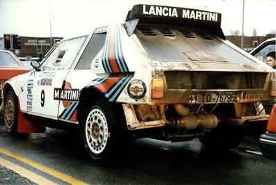 Mikael Ericsson - Claes Billstam
35º Lombard RAC Rally 1986. Lancia Delta S4 (TO 76795E). Abandonó por motor en SS44 Rhigos de 31.88 km.

Del 16 al 19 de Noviembre, Bath, Inglaterra.
Superficie: Tierra.

El Rally un total de 2537.93 km de los que 515.04 km divididos en 45 tramos eran especiales.

Tomaron la salida 149 equipos, finalizaron 83.@
Palabras clave: ;Claes_Billstam;Lancia;Delta;S4;Grupo_B;Gran_Bretaña;1986;parque_cerrado;Inglaterra