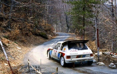 Michèle Mouton - Fabrizia Pons
30º Tour de Corse - Rallye de France 1986. Peugeot 205 Turbo 16 E2. Abandonó por la caja de cambios en SS9 Campo al Quercio - Ponte de Noceta de 33.63 Km.

Equipo Martini Lancia se retira de la prueba a causa del fatal accidente de Henri Toivonen y Sergio Cresto el di­a 02-05-1986.

Del 1 al 3 de Mayo, Ajaccio, Córcega, Francia.
Superficie: asfalto.

El Rally tenia un total de 1551.00 km de los que 1122.34 km divididos en 30 tramos eran especiales. (4 de ellos fueron cancelados. SS12 Figarella - Cardo de 15.75 Km, SS18 Corte - Taverna de 26.84 Km, SS19 Moltifao - Speloncato de 38.16 Km y SS20 Corbara - Calenzana de 23.69 Km. Los 3 últimos por el fatal accidente de Henri y Sergio).
Tomaron la salida 122 equipos, finalizaron 31.

En esta edición habí­an 5 tramos de 50 o mas Km cronometrados, SS7 Cozzano - Col de la Serra de 50.84, SS8 Muracciole - Abbazia de 50.00, SS10 Pont d'Altiani - Pont St Laurent de 56.01, SS14 Prunelli - San Pancrazio de 55.67 y SS17 Campe Militaire - Corte de 58.14. Uno de mas de 70 km, SS23 Saint Roch - Suaricchio de 78.19, y otro, el último, SS30 Liamone - Suaricchio de 83.16 Km.

Aquí dejo los kilómetros de cada uno de los 30 tramos del Rally:

1ª ETAPA (01-Mayo-1986)
SS1 Verghia - Pont de la Masina de 38.09 km
SS2 Sainte Marie Sicche - Moca 1 de 23.96 km
SS3 Petreto - Aullene 1 de 20.03 km
SS4 Zerubia - Santa Giulia de 30.60 km
SS5 Sartene - Zonza de 44.23 km
SS6 Aullene - Zicavo de 25.59 km
SS7 Cozzano - Col de la Serra de 50.84 km
SS8 Muracciole - Abbazia de 50.00 km
SS9 Campo al Quarcio - Ponte de Noceta de 33.77 km
SS10 Pont d'Altiani - Pont St Laurent de 56.01 km
SS11 Ponte Rosso - Borgo de 42.29 km

TOTAL ETAPA 415.41 km

2ª ETAPA (02 Mayo-1986)
SS12 Figarella - Cardo (cancelado) de 15.75 km
SS13 Saint Florent - Col de San Stefano de 26.81 km
SS14 Prunelli - San Pancrazio de 55.67 km
SS15 Folelli - Santa Lucia di Moriani de 18.49 km
SS16 Moriani Plage - Orsoni de 20.10 km
SS17 Campe Militaire Corte de 58.14 km
SS18 Corte - Taverna (cancelado) de 26.84 km
SS19 Moltifao - Speloncato (cancelado) de 38.16 km
SS20 Corbara - Calenzana (cancelado) de 23.69 km

TOTAL ETAPA 283.65 km

3ª ETAPA (03-Mayo-1986)
SS21 Norte Dame de la Serra - Pont du Fango de 28.77 km
SS22 Fango - Ota de 48.59 km
SS23 Saint Roch - Suaricchio de 78.19 km
SS24 Tavera - Pont de Mezzana de 30.57 km
SS25 Sainte Marie Sicche - Moca 2 de 23.96 km
SS26 Petreto - Aullene 2 de 20.03 km
SS27 Sorbollano - Santa Giulia de 35.59 km
SS28 Calvese - Agosta Plage de 38.69 km
SS29 Plaine de Peri - Capiglioli de 35.73 km
SS30 Liamone - Suaricchio 83.16 km

TOTAL ETAPA 423.28 km.
SUMANDO LAS TRES ETAPAS, ESTAMOS HABLANDO DE 1122.34 KM CRONOMETRADOS... UNA SALVAJADA...
@
Palabras clave: Michele_Mouton;Peugeot;Turbo;Corcega;Grupo_B;1986;Mujeres;Womens