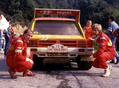 Didier Auriol - Bernard Occelli
30º Tour de Corse 1986. MG Metro 6R4 Austin Rover (C 206 JMB). Abandonó por perdidas de aceite en SS2 Sainte Marie Sicche - Moca 1 de 23.96 Km.

Equipo Martini Lancia se retira de la prueba a causa del fatal accidente de Henri Toivonen y Sergio Cresto el di­a 02-05-1986.

Del 1 al 3 de Mayo, Ajaccio, Córcega, Francia.
Superficie: asfalto.

El Rally tenia un total de 1551.00 km de los que 1122.34 km divididos en 30 tramos eran especiales. (4 de ellos fueron cancelados. SS12 Figarella - Cardo de 15.75 Km, SS18 Corte - Taverna de 26.84 Km, SS19 Moltifao - Speloncato de 38.16 Km y SS20 Corbara - Calenzana de 23.69 Km. Los 3 últimos por el fatal accidente de Henri y Sergio).
Tomaron la salida 122 equipos, finalizaron 31.

En esta edición habí­an 5 tramos de 50 o mas Km cronometrados, SS7 Cozzano - Col de la Serra de 50.84, SS8 Muracciole - Abbazia de 50.00, SS10 Pont d'Altiani - Pont St Laurent de 56.01, SS14 Prunelli - San Pancrazio de 55.67 y SS17 Campe Militaire - Corte de 58.14. Uno de mas de 70 km, SS23 Saint Roch - Suaricchio de 78.19, y otro, el último, SS30 Liamone - Suaricchio de 83.16 Km.

Aquí dejo los kilómetros de cada uno de los 30 tramos del Rally:

1ª ETAPA (01-Mayo-1986)
SS1 Verghia - Pont de la Masina de 38.09 km
SS2 Sainte Marie Sicche - Moca 1 de 23.96 km
SS3 Petreto - Aullene 1 de 20.03 km
SS4 Zerubia - Santa Giulia de 30.60 km
SS5 Sartene - Zonza de 44.23 km
SS6 Aullene - Zicavo de 25.59 km
SS7 Cozzano - Col de la Serra de 50.84 km
SS8 Muracciole - Abbazia de 50.00 km
SS9 Campo al Quarcio - Ponte de Noceta de 33.77 km
SS10 Pont d'Altiani - Pont St Laurent de 56.01 km
SS11 Ponte Rosso - Borgo de 42.29 km

TOTAL ETAPA 415.41 km

2ª ETAPA (02 Mayo-1986)
SS12 Figarella - Cardo (cancelado) de 15.75 km
SS13 Saint Florent - Col de San Stefano de 26.81 km
SS14 Prunelli - San Pancrazio de 55.67 km
SS15 Folelli - Santa Lucia di Moriani de 18.49 km
SS16 Moriani Plage - Orsoni de 20.10 km
SS17 Campe Militaire Corte de 58.14 km
SS18 Corte - Taverna (cancelado) de 26.84 km
SS19 Moltifao - Speloncato (cancelado) de 38.16 km
SS20 Corbara - Calenzana (cancelado) de 23.69 km

TOTAL ETAPA 283.65 km

3ª ETAPA (03-Mayo-1986)
SS21 Norte Dame de la Serra - Pont du Fango de 28.77 km
SS22 Fango - Ota de 48.59 km
SS23 Saint Roch - Suaricchio de 78.19 km
SS24 Tavera - Pont de Mezzana de 30.57 km
SS25 Sainte Marie Sicche - Moca 2 de 23.96 km
SS26 Petreto - Aullene 2 de 20.03 km
SS27 Sorbollano - Santa Giulia de 35.59 km
SS28 Calvese - Agosta Plage de 38.69 km
SS29 Plaine de Peri - Capiglioli de 35.73 km
SS30 Liamone - Suaricchio 83.16 km

TOTAL ETAPA 423.28 km.
SUMANDO LAS TRES ETAPAS, ESTAMOS HABLANDO DE 1122.34 KM CRONOMETRADOS... UNA SALVAJADA...
@
Palabras clave: Didier_Auriol;MG;Metro;Austin_Rover;Grupo_B;Corcega;1986;Corse