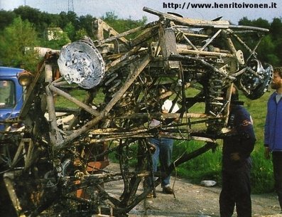 ACCIDENTE DE HENRI TOIVONEN - SERGIO CRESTO
Estado en el que quedó el coche después del accidente mortal en el 30º Tour de Corse - Rallye de France.

Bruno salí­a después de Toivonen, nadie sabe por que Bruno Saby no paró, quizás porque en ningún momento se le pasó por la cabeza tal y triste desenlace ? pero probablemente tampoco sus extintores no hubiesen sido suficientes para sofocar el incendio. Lo que fue muy criticado es que esperase a llegar a meta para informar pudiendo haberlo hecho por radio... solo Bruno sabe el porque... él y Henri eran buenos amigos. Bruno después volvió a contra tramo hasta el lugar del suceso.

El siguiente en pasar fue el Delta S4 (TO 76795E) de Biasion, éste si paró e informó inmediatamente por radio del grave accidente.
Ni Miki ni su copiloto Tiziano pudieron hacer nada para salvar la vida ni a Henri, ni a Sergio.

En 2007 en una conferencia en Ourense, Biasion declaró que cuando él llegó, Henri se encontraba muerto a unos 3 metros del coche, algo totalmente contrario a la versión de los forenses, que decretaron que ambos cuerpos estaban en el interior del vehículo.

El cúmulo de circunstancias, algunas un tanto extrañas, que rodearon al accidente propiciaron la aparición de todo tipo de teorí­as, algunas de ellas un tanto disparatadas.

Del 1 al 3 de Mayo, Ajaccio, Córcega, Francia.
Superficie: asfalto.
El Rally tenia un total de 1551.00 km de los que 1122.34 km divididos en 30 tramos eran especiales. (4 de ellos fueron cancelados. SS12 Figarella - Cardo de 15.75 Km, SS18 Corte - Taverna de 26.84 Km, SS19 Moltifao - Speloncato de 38.16 Km y SS20 Corbara - Calenzana de 23.69 Km. Los 3 últimos por el fatal accidente de Henri y Sergio).
Tomaron la salida 122 equipos, finalizaron 31.

En esta edición habí­an 5 tramos de 50 o mas Km cronometrados, SS7 Cozzano - Col de la Serra de 50.84, SS8 Muracciole - Abbazia de 50.00, SS10 Pont d'Altiani - Pont St Laurent de 56.01, SS14 Prunelli - San Pancrazio de 55.67 y SS17 Campe Militaire - Corte de 58.14. Uno de mas de 70 km, SS23 Saint Roch - Suaricchio de 78.19, y otro, el último, SS30 Liamone - Suaricchio de 83.16 Km.

Aquí dejo los kilómetros de cada uno de los 30 tramos del Rally:

1ª ETAPA (01-Mayo-1986)
SS1 Verghia - Pont de la Masina de 38.09 km
SS2 Sainte Marie Sicche - Moca 1 de 23.96 km
SS3 Petreto - Aullene 1 de 20.03 km
SS4 Zerubia - Santa Giulia de 30.60 km
SS5 Sartene - Zonza de 44.23 km
SS6 Aullene - Zicavo de 25.59 km
SS7 Cozzano - Col de la Serra de 50.84 km
SS8 Muracciole - Abbazia de 50.00 km
SS9 Campo al Quarcio - Ponte de Noceta de 33.77 km
SS10 Pont d'Altiani - Pont St Laurent de 56.01 km
SS11 Ponte Rosso - Borgo de 42.29 km

TOTAL ETAPA 415.41 km

2ª ETAPA (02 Mayo-1986)
SS12 Figarella - Cardo (cancelado) de 15.75 km
SS13 Saint Florent - Col de San Stefano de 26.81 km
SS14 Prunelli - San Pancrazio de 55.67 km
SS15 Folelli - Santa Lucia di Moriani de 18.49 km
SS16 Moriani Plage - Orsoni de 20.10 km
SS17 Campe Militaire Corte de 58.14 km
SS18 Corte - Taverna (cancelado) de 26.84 km
SS19 Moltifao - Speloncato (cancelado) de 38.16 km
SS20 Corbara - Calenzana (cancelado) de 23.69 km

TOTAL ETAPA 283.65 km

3ª ETAPA (03-Mayo-1986)
SS21 Norte Dame de la Serra - Pont du Fango de 28.77 km
SS22 Fango - Ota de 48.59 km
SS23 Saint Roch - Suaricchio de 78.19 km
SS24 Tavera - Pont de Mezzana de 30.57 km
SS25 Sainte Marie Sicche - Moca 2 de 23.96 km
SS26 Petreto - Aullene 2 de 20.03 km
SS27 Sorbollano - Santa Giulia de 35.59 km
SS28 Calvese - Agosta Plage de 38.69 km
SS29 Plaine de Peri - Capiglioli de 35.73 km
SS30 Liamone - Suaricchio 83.16 km

TOTAL ETAPA 423.28 km.
SUMANDO LAS TRES ETAPAS, ESTAMOS HABLANDO DE 1122.34 KM CRONOMETRADOS... UNA SALVAJADA...

D18, Castirla, Francia
Coordenadas del lugar: 42°21'15.0"N 9°08'37.3"E

[url=https://goo.gl/5Z2yGX] Localización del lugar en Google Maps:[/url]
@
Palabras clave: Henri_Toivonen;Sergio_Cresto;Lancia;Delta;Grupo_B;Corcega;crash;1986;Corse