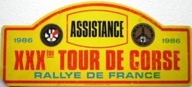 Asistencia Lancia.
Logo original del 30º Rally Tour de Corse 1986 de la asistencia del Equipo Martini Lancia.
(Gentileza de Dario Talmelli, mecánico preparador del Equipo Martini Lancia en esos momentos).

Del 1 al 3 de Mayo, Ajaccio, Córcega, Francia.
Superficie: asfalto.

El Rally tenia un total de 1551.00 km de los que 1122.34 km divididos en 30 tramos eran especiales. (4 de ellos fueron cancelados. SS12 Figarella - Cardo de 15.75 Km, SS18 Corte - Taverna de 26.84 Km, SS19 Moltifao - Speloncato de 38.16 Km y SS20 Corbara - Calenzana de 23.69 Km. Los 3 últimos por el fatal accidente de Henri y Sergio).
Tomaron la salida 122 equipos, finalizaron 31.

En esta edición habí­an 5 tramos de 50 o mas Km cronometrados, SS7 Cozzano - Col de la Serra de 50.84, SS8 Muracciole - Abbazia de 50.00, SS10 Pont d'Altiani - Pont St Laurent de 56.01, SS14 Prunelli - San Pancrazio de 55.67 y SS17 Campe Militaire - Corte de 58.14. Uno de mas de 70 km, SS23 Saint Roch - Suaricchio de 78.19, y otro, el último, SS30 Liamone - Suaricchio de 83.16 Km.

Aquí dejo los kilómetros de cada uno de los 30 tramos del Rally:

1ª ETAPA (01-Mayo-1986)
SS1 Verghia - Pont de la Masina de 38.09 km
SS2 Sainte Marie Sicche - Moca 1 de 23.96 km
SS3 Petreto - Aullene 1 de 20.03 km
SS4 Zerubia - Santa Giulia de 30.60 km
SS5 Sartene - Zonza de 44.23 km
SS6 Aullene - Zicavo de 25.59 km
SS7 Cozzano - Col de la Serra de 50.84 km
SS8 Muracciole - Abbazia de 50.00 km
SS9 Campo al Quarcio - Ponte de Noceta de 33.77 km
SS10 Pont d'Altiani - Pont St Laurent de 56.01 km
SS11 Ponte Rosso - Borgo de 42.29 km

TOTAL ETAPA 415.41 km

2ª ETAPA (02 Mayo-1986)
SS12 Figarella - Cardo (cancelado) de 15.75 km
SS13 Saint Florent - Col de San Stefano de 26.81 km
SS14 Prunelli - San Pancrazio de 55.67 km
SS15 Folelli - Santa Lucia di Moriani de 18.49 km
SS16 Moriani Plage - Orsoni de 20.10 km
SS17 Campe Militaire Corte de 58.14 km
SS18 Corte - Taverna (cancelado) de 26.84 km
SS19 Moltifao - Speloncato (cancelado) de 38.16 km
SS20 Corbara - Calenzana (cancelado) de 23.69 km

TOTAL ETAPA 283.65 km

3ª ETAPA (03-Mayo-1986)
SS21 Norte Dame de la Serra - Pont du Fango de 28.77 km
SS22 Fango - Ota de 48.59 km
SS23 Saint Roch - Suaricchio de 78.19 km
SS24 Tavera - Pont de Mezzana de 30.57 km
SS25 Sainte Marie Sicche - Moca 2 de 23.96 km
SS26 Petreto - Aullene 2 de 20.03 km
SS27 Sorbollano - Santa Giulia de 35.59 km
SS28 Calvese - Agosta Plage de 38.69 km
SS29 Plaine de Peri - Capiglioli de 35.73 km
SS30 Liamone - Suaricchio 83.16 km

TOTAL ETAPA 423.28 km.
SUMANDO LAS TRES ETAPAS, ESTAMOS HABLANDO DE 1122.34 KM CRONOMETRADOS... UNA SALVAJADA...
Palabras clave: Corcega;detalles;Asistencias;1986;Placas