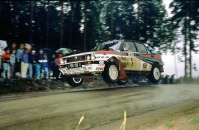 Markku Alén - Ilkka Kivimaki
38º 1000 Lakes Rally 1988. Lancia Delta Integrale (TO 89094H). Clasificado 1º.

Del 26 al 28 de Agosto, Jyväskylä, Finlandia.
Superficie: tierra.

El Rally tenia un total de 1445.95 km de los que 496.32 km divididos en 39 tramos, eran especiales.

Se inscribieron 200 equipos, tomaron la salida 195, finalizaron 84.@
Palabras clave: Markku_Alen;Ilkka_Kivimaki;Lancia;Delta;Integrale;Finlandia;saltos;1988;