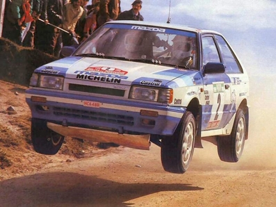 Hannu Mikkola - Christian Geistdörfer
22º Rallye de Portugal - Vinho do Porto 1988. Mazda 323 4WD (HCA 489). Clasificado 4º.

Del 1 al 5 de Marzo, Estoril, Portugal.
Superficie: asfalto - tierra.

El Rally tenia un total de 2105.42 km de los que 588.70 km divididos en 37 tramos eran especiales.

Tomaron la salida 99 equipos, finalizaron 35.@
Palabras clave: ;Mazda;Portugal;Finlandia;1988