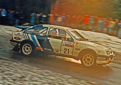 Carlos Sainz Cenamor - Luís Rodríguez Moya
37º Lombard RAC Rally 1988. Ford Sierra RS Cosworth (D373 TAR). Clasificado 7º.

Del 20 al 24 de Noviembre, Harrogate, Yorkshire, Inglaterra.
Superficie: tierra.

El Rally tenia un total de 4514.35 km de los que 602.60 km divididos en 52 tramos eran especiales.

Se inscribieron 192 equipos, tomaron la salida 178, finalizaron 87.@
Palabras clave: ;Luis_Moya;Ford;Sierra;RS;Cosworth;Gran_Bretaña;1988