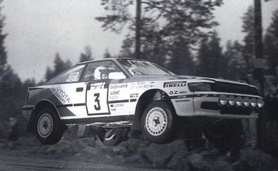 Juha Kankkunen - Juha Piironen
38º 1000 Lakes Rally 1988. Toyota Celica GT-4 (ST165). Abandonó por motor en SS34 Lankamaa de 12.54 Km.

Del 26 al 28 de Agosto, Jyväskylä, Finlandia.
Superficie: tierra.

El Rally tenia un total de 1445.95 km de los que 496.32 km divididos en 39 tramos, eran especiales.

Se inscribieron 200 equipos, tomaron la salida 195, finalizaron 84.@
Palabras clave: ;Juha_Piironen;Toyota;Celica;GT;ST165;Finlandia;1988;