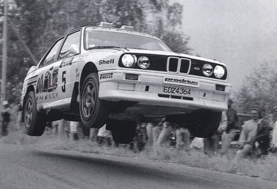 Ari Vatanen - Bruno Berglund
38º 1000 Lakes Rally 1988. BMW M3 E30 (EDZ 4364). Abandonó por la dirección del coche en SS13 Korpiaho de 6.53 Km.

Del 26 al 28 de Agosto, Jyväskylä, Finlandia.
Superficie: tierra.

El Rally tenia un total de 1445.95 km de los que 496.32 km divididos en 39 tramos, eran especiales.

Se inscribieron 200 equipos, tomaron la salida 195, finalizaron 84.@
Palabras clave: ;BMW;M3;Finlandia;1988;