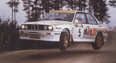 Ari Vatanen - Bruno Berglund
38º 1000 Lakes Rally 1988. BMW M3 E30 (EDZ 4364). Abandonó por la dirección del coche en SS13 Korpiaho de 6.53 Km.

Del 26 al 28 de Agosto, Jyväskylä, Finlandia.
Superficie: tierra.

El Rally tenia un total de 1445.95 km de los que 496.32 km divididos en 39 tramos, eran especiales.

Se inscribieron 200 equipos, tomaron la salida 195, finalizaron 84.@
Palabras clave: ;BMW;M3;Finlandia;1988;