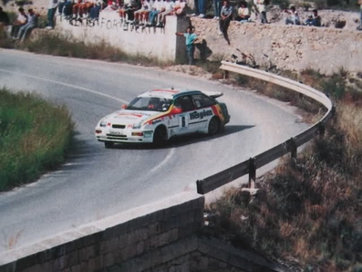 Jesus "Chus" Puras - Tomás Aguado
31º Rallye Alicante-Costa Blanca 1988. Ford Sierra Cosworth. Abandonó por fuerte accidente.

Ésta foto capta poco antes de que impactara contra el guardarail e instantes después se despeña barranco abajo.

En las siguientes fotos se puede ver como impacta con el guardarrail y como el Ford cae barranco abajo junto con fotos del estado en que quedó el coche y explicaciones del mismo Puras de los motivos del porque de ésta salida de pista.

(Foto 1 de 7)
Palabras clave: ;Ford;Sierra;Cosworth;Alicante;1988;crash